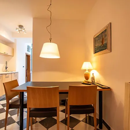 White Tower ترييستي